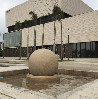 Kamienna rzeźba Xingyan tworzy największą piłkę Feng Shui w Chinach kontynentalnych w Zhuhai