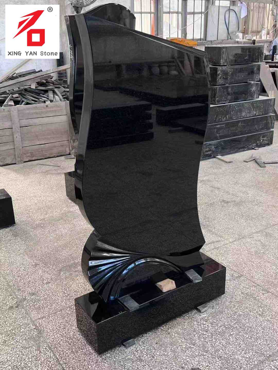 Artystyczny nagrobek w kształcie czarnego