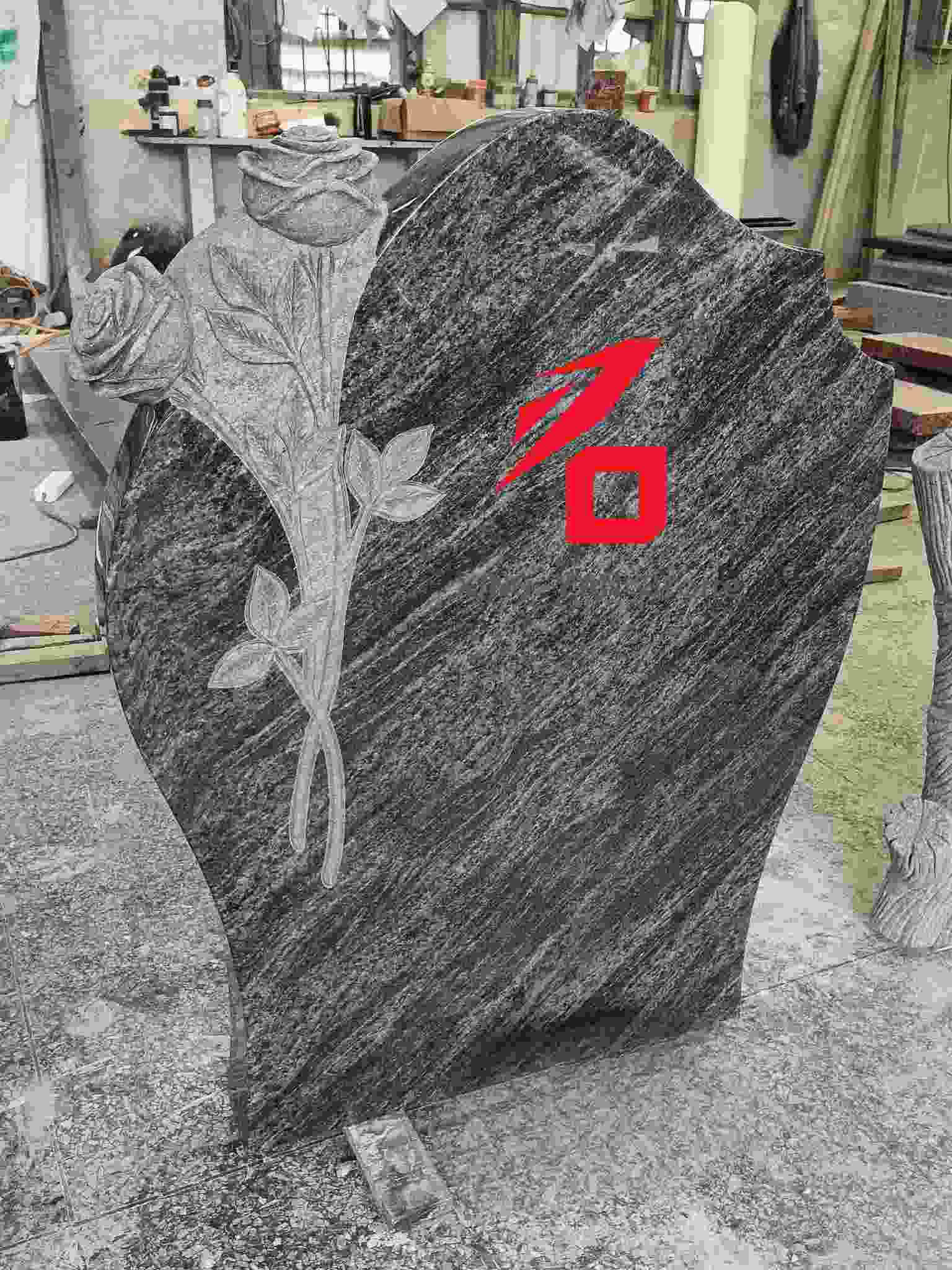 Nagrobek pamiątkowy z różą w kształcie serca