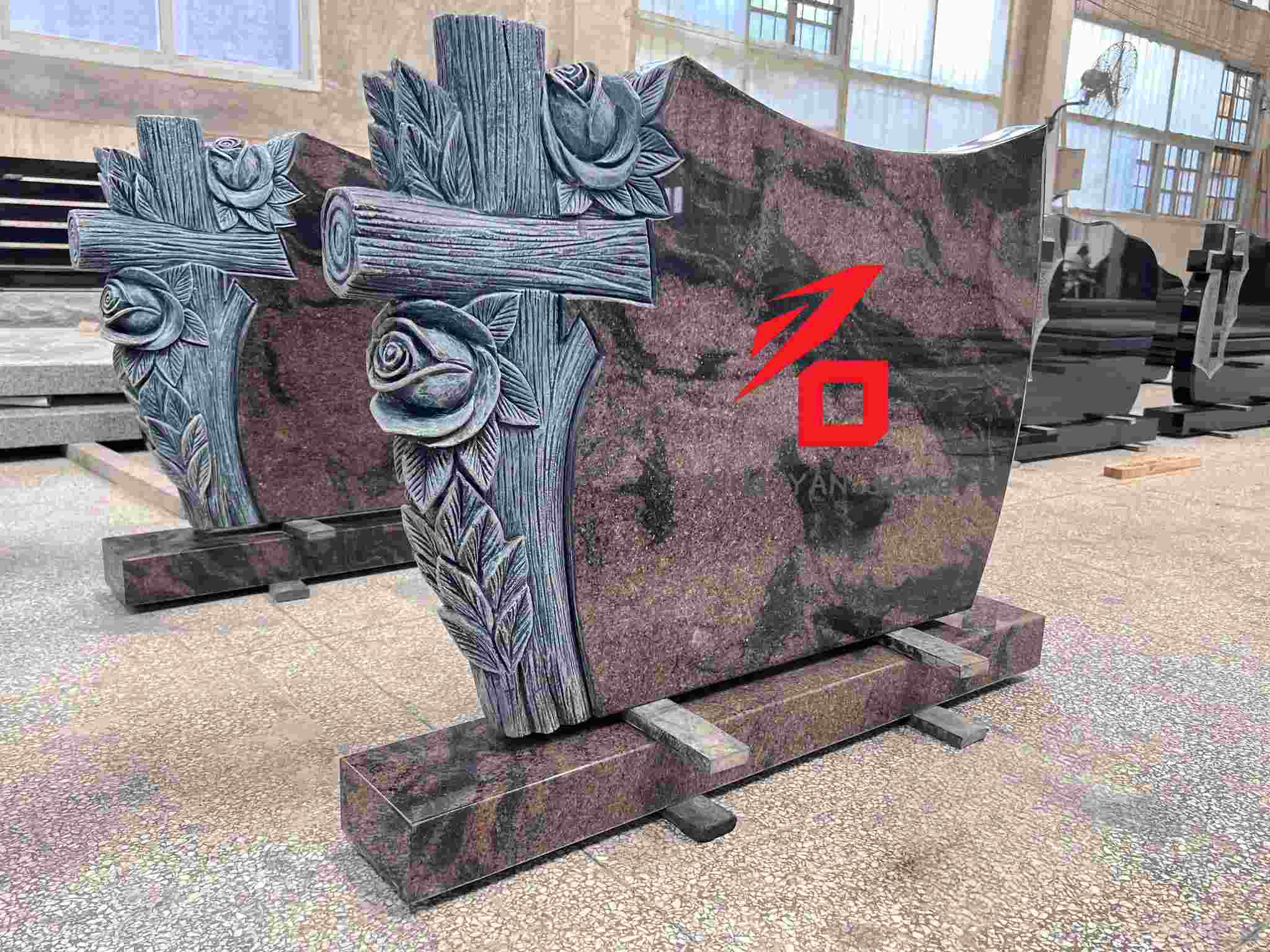 Nagrobek pamiątkowy ze wzorem róży i krzyża