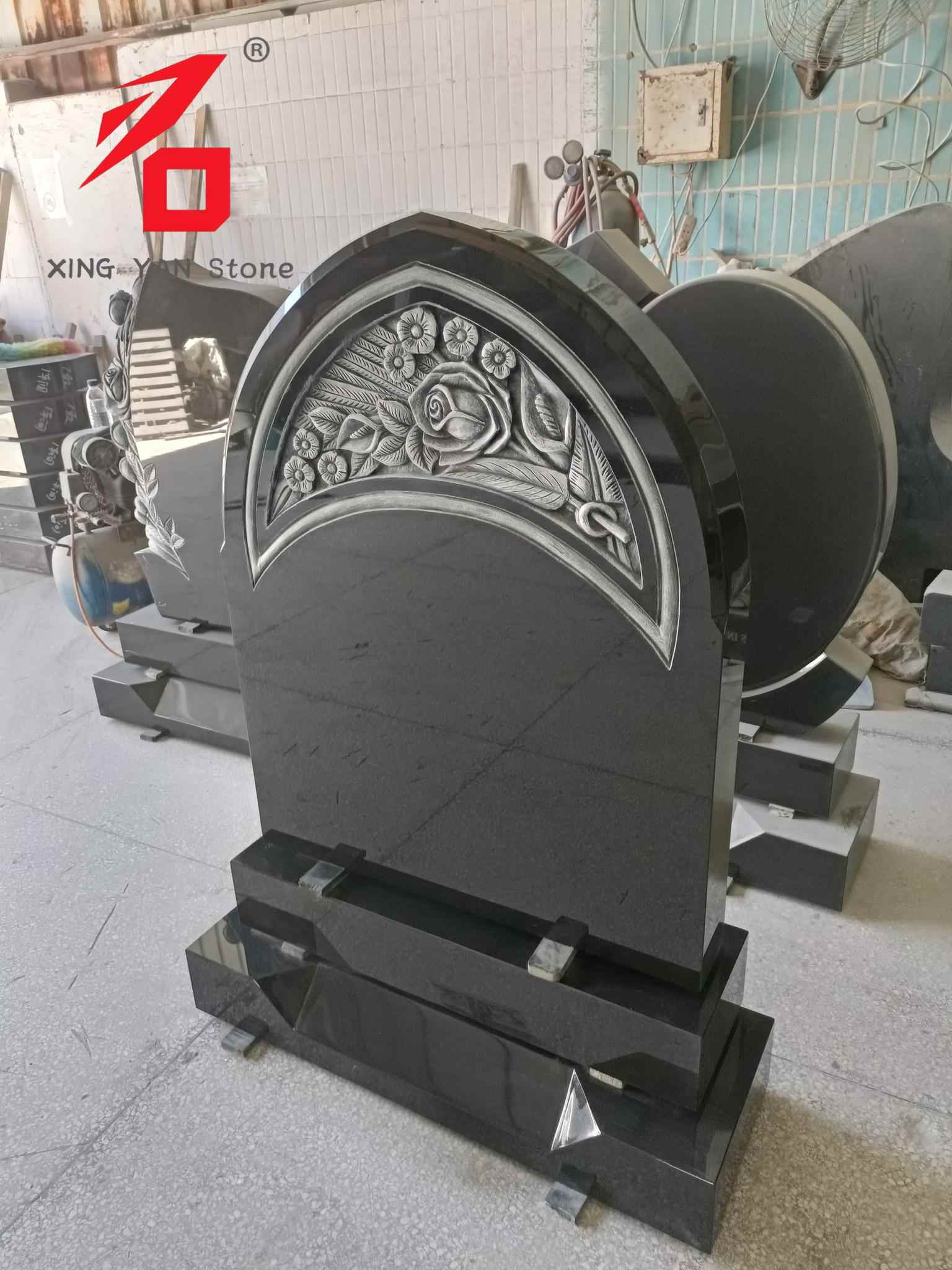 Nagrobek z rzeźbioną różą, nagrobek łukowy z czarnego granitu