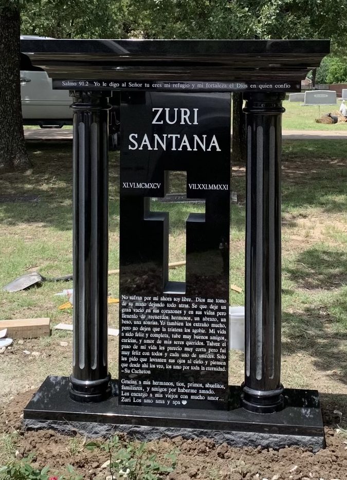 Rzeźbiony pomnik Xingyan Cross
